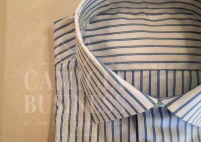 Milano camicia riga azzurra profiloblu fondo bianco